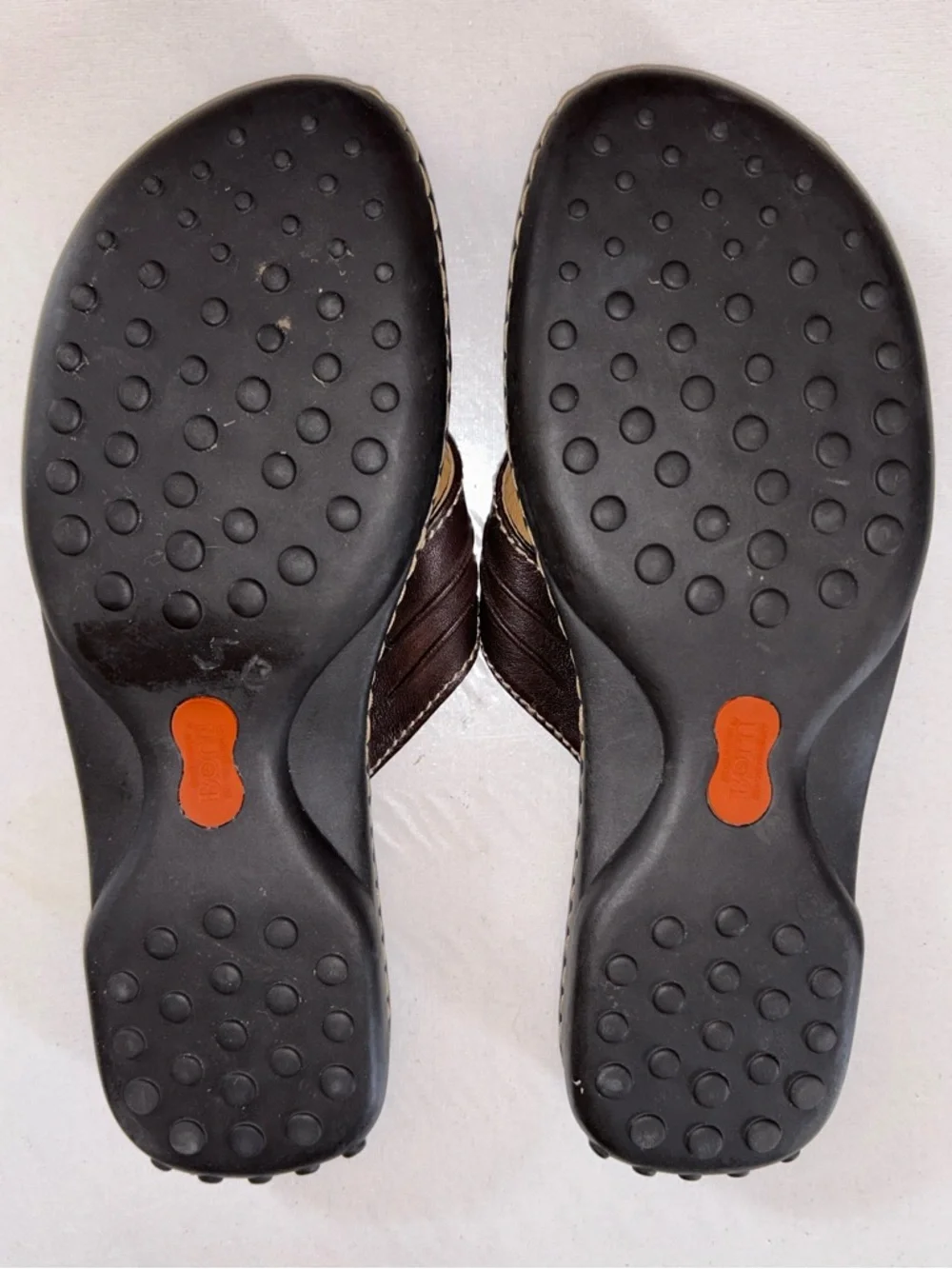 NWOB Born Woman’s Brown Leather Thong Flip Flop Sandal - Picture 8 of 10